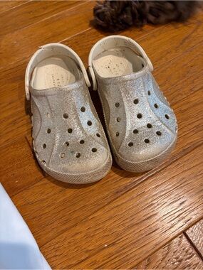 CROCS Kids Glitter Clog in Silver Sparkle